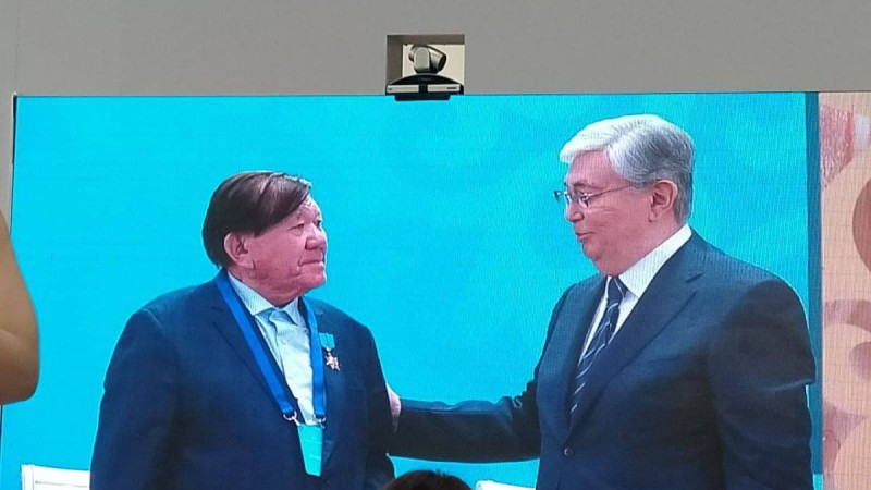 Президент ақын Мұхтар Шахановқа Қазақстанның Еңбек ері атағын берді