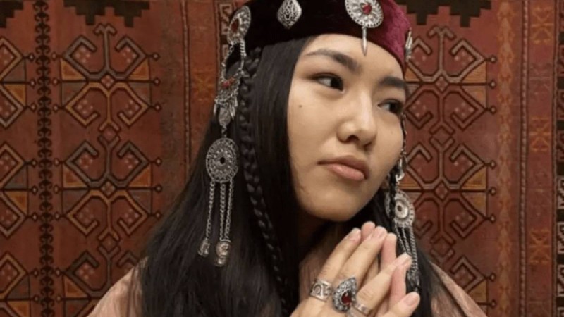 "Миға қонбайтын нәрсе": белгілі әнші Еңлік Құрарбек танымал тележүргізуші Динара Сәтжанға жауап берді