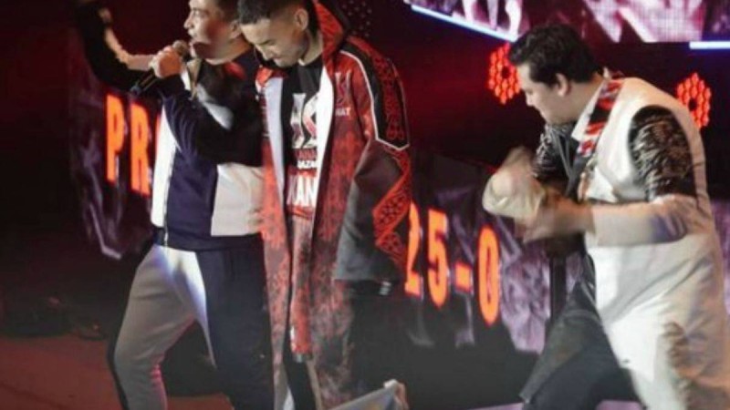 Қанат Ислам жекпе-жекте 4 раундта сынған қолымен жұдырықтасты
Төрешілер жеңісті Қанат Исламға берді