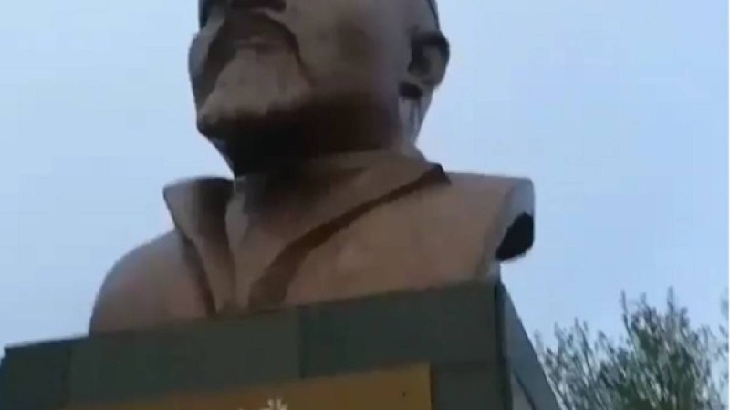 Лениннің ескерткішін Абайдың мүсініне айналдыра салған…