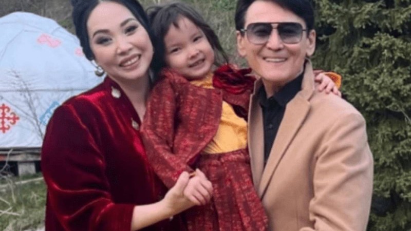 "Хиджабты насихаттама": Қызын орамалмен тұмшалап қойған Қарақат елден сөз естіді