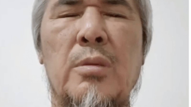 «Ағамыздың әруағынан ұялып отырмын»: Талғат Рысқұлбеков қызын мектепке орамалмен кіргізбесе Шешенстанға кететінін мәлімдеді