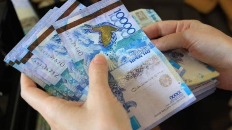 Жалақы 85 мың: шенеуніктер жалақысын төмендету туралы петицияға қол жиналуда