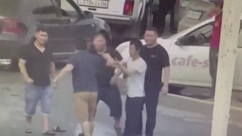 Атырауда қоғамдық орында төбелескен үш жігіт жазаланды