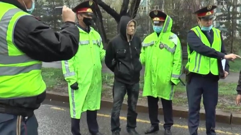 Полицейдің аяғын басып өткен ер адам теріс діни ағымның жақтаушысы болып шықты - Қазақстан жаңалықтары