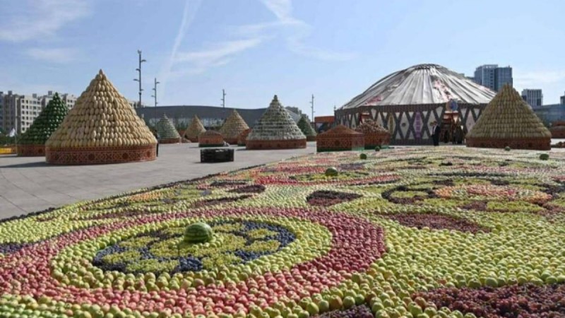 EXPO маңына жиналған жұртшылық Тәжікстанның ұйымдастырған көрмесін тас-талқан етті