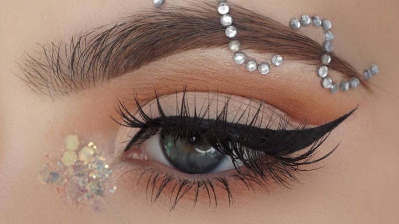 15 жасар қыз қабағын тестіремін деп көз жұмды