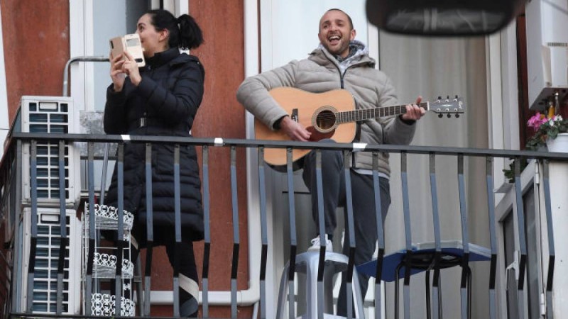 Полиция балконда ән айтатындарға ескерту жасады