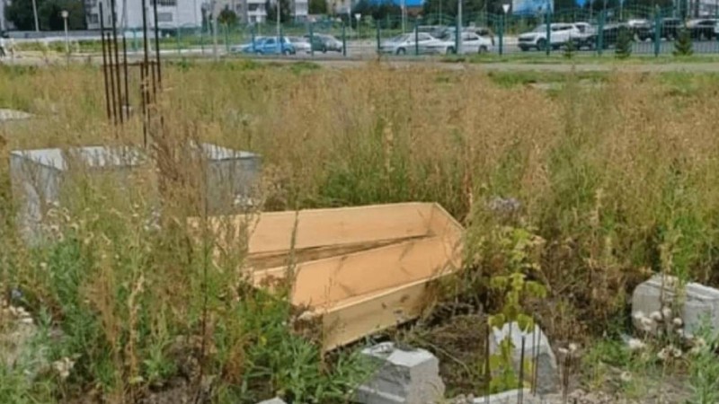 Мәйітхана қызметкерлері шығарып тастаған: Петропавл көшелерінің бірінен табыт табылды