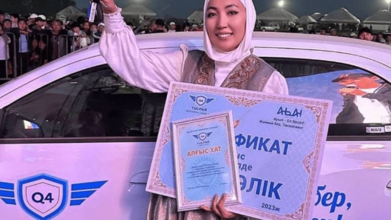 Айтыскер ақын Сара Тоқтамысова темір тұлпар тізгіндеді