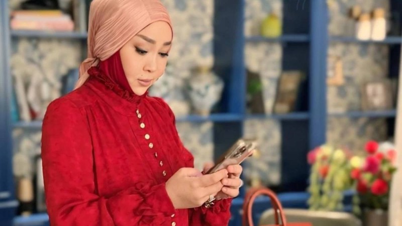 "Бала-шағасымен шұбырып жатақханада жүр": Айнұр Тұрсынбаева кедейлікке қатысты қағидаларын бөлісті