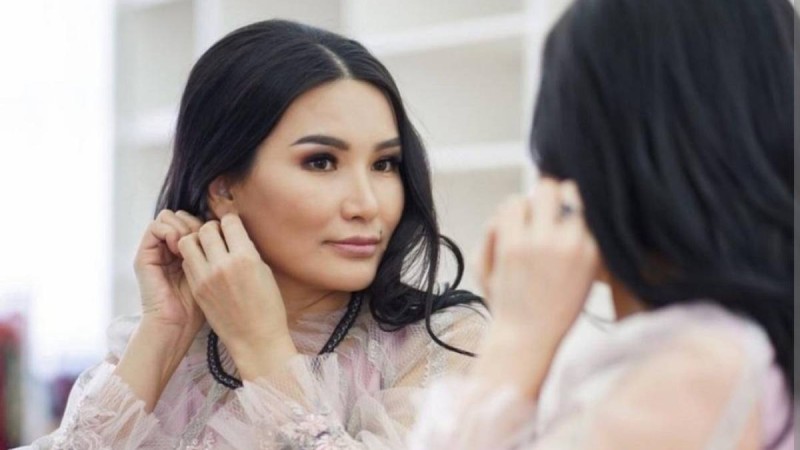 "Мысығыңды құшақтап отыр": Баламен алыстан сыйласу керек деген Құралай ханымның басы дауға қалды