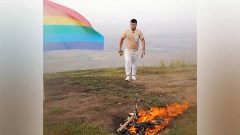 1,3 млн оқырманы бар отандық блогер ЛГБТ туын өртеді (видео)