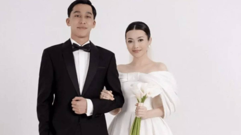 "Кәріс актерлеріне ұқсайды": Ерке Есмахан той көйлегімен түскен ерекше суретін жариялады (фото)