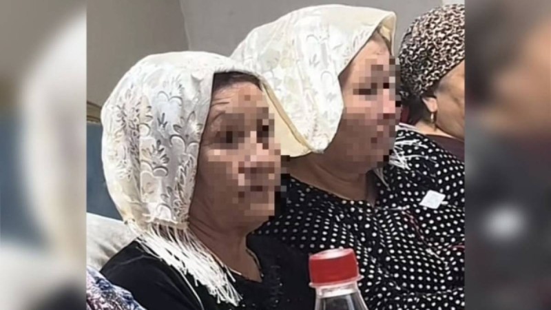 «Келіндер осылай отырса, жұлып алар еді»: Желіде бір орамалды бірігіп жапқан апалардың видеосы тарады