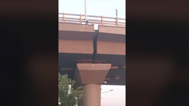 Адам өлмей назар аудармай ма: Алматыдағы үлкен көпірдің жарылған суреті пайда болды (ФОТО)