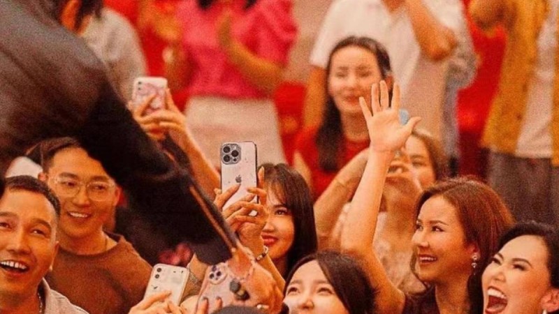 «Рахат-ай...» Қытайға концерт қоюға барған Нұрболат Абдуллинді қыздар ерекше қарсы алды