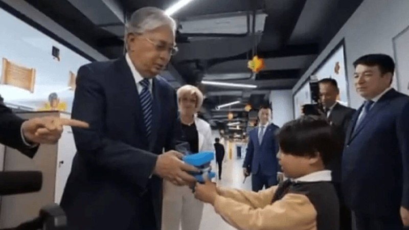 "Кездесуге үлгермей қалдым": Алматылық жеткіншек Тоқаевқа өз қолымен жасаған сыйлығын тарту етті (видео)