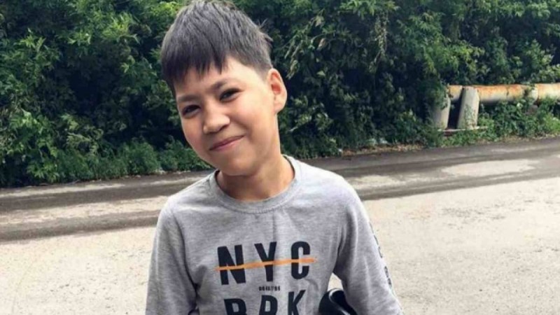 "Анама көмектескім келеді": Қарағандыда 13 жастағы жеткіншек түскі ас жеткізумен айналысады