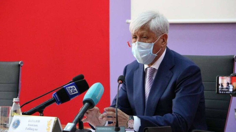 Ковид жұқтырған Амандық Баталов ентігу мен жүрек жетіспеу салдарынан Нұр-Сұлтанға жеткізілді