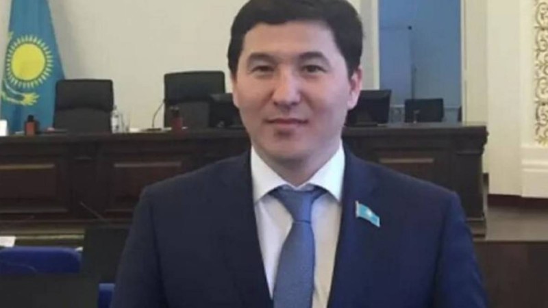 Он бес тәулікке қамауға алынуы тиіс экс-депутат әлі жазаға тартылмаған