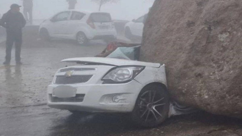 Өзбекстанда көліктің үстіне алып тас құлап, 3 адам қаза тапты (видео)