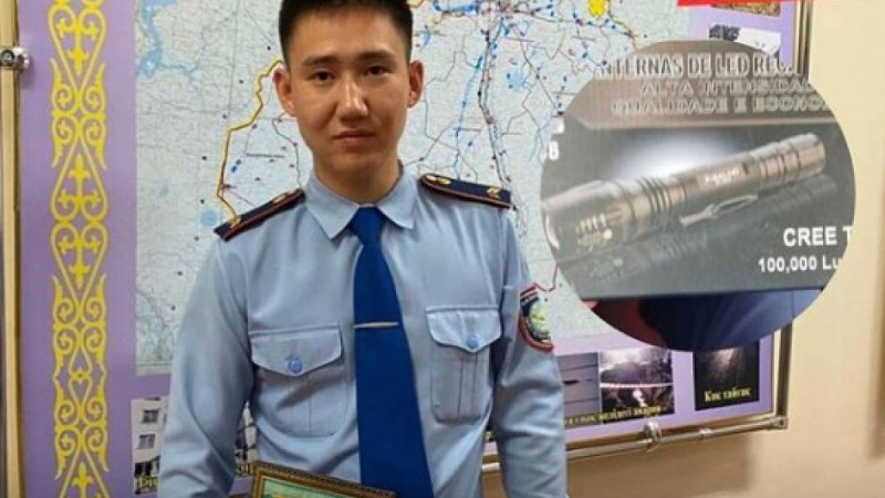 Оралда суға батқан екі баланы құтқарған полицей қолшаммен марапатталған