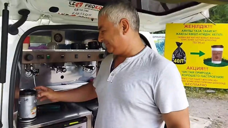 Бір қап қоқысты бір кофеге ауыстыр: Алматылық кәсіпкер жұртты сүйсіндірді (видео)