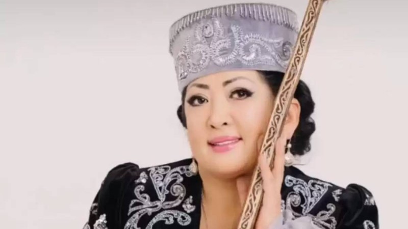 Мақпал Жүнісованы домбырамен ұшаққа тағы да кіргізбей қойған (ВИДЕО)