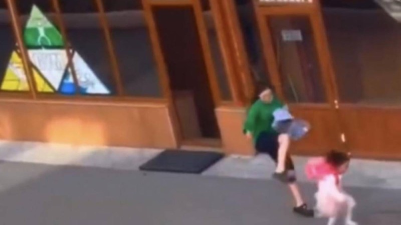 5 жасар қызды көшеде ұрып-соққан бойжеткеннің үстінен әкімшілік іс қозғалды