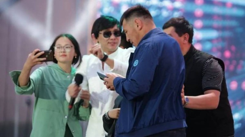 "Жабайылар": Павлодарда өткен концертте көрермендер Қайрат Нұртасқа қарай ұмтылған (ВИДЕО)