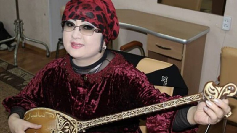 Мақпал Жүнісованы тағы да домбырамен ұшаққа жібермеді: FlyArystan әншінің шағымына жауап берілді