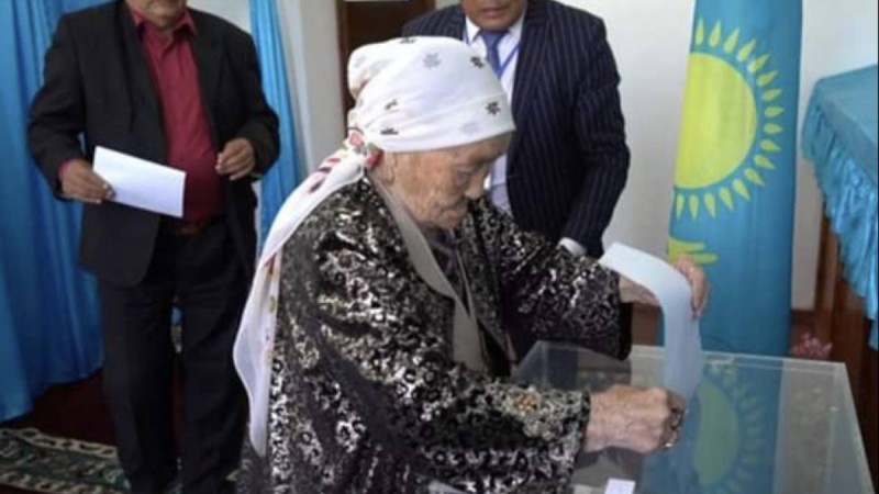 100 жастағы апамыз алғашқылардың бірі болып дауыс берді