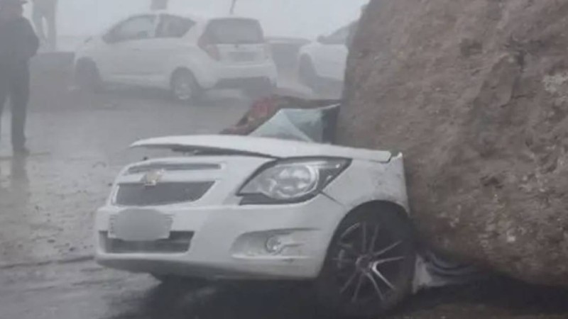 Биіктіктегі тас көлікке құлап, адамдар қаза тапты