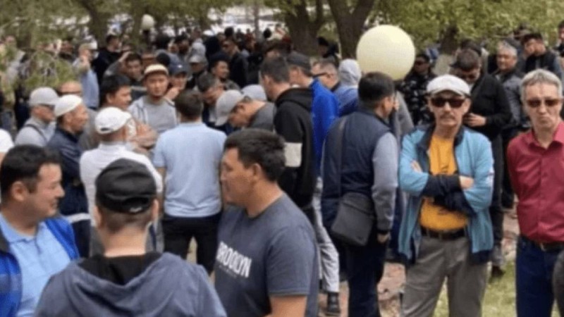 Ұлытауда "Қазақмыс" кеншілері өндіріс жұмысын тоқтатып, ереуілге шықты