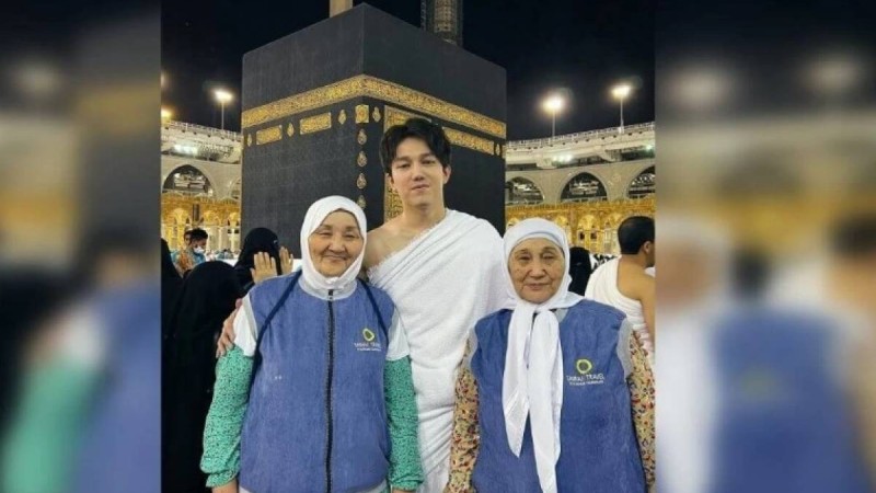 "Көптен бергі арманым": Димаш Құдайберген Меккеге аттанды