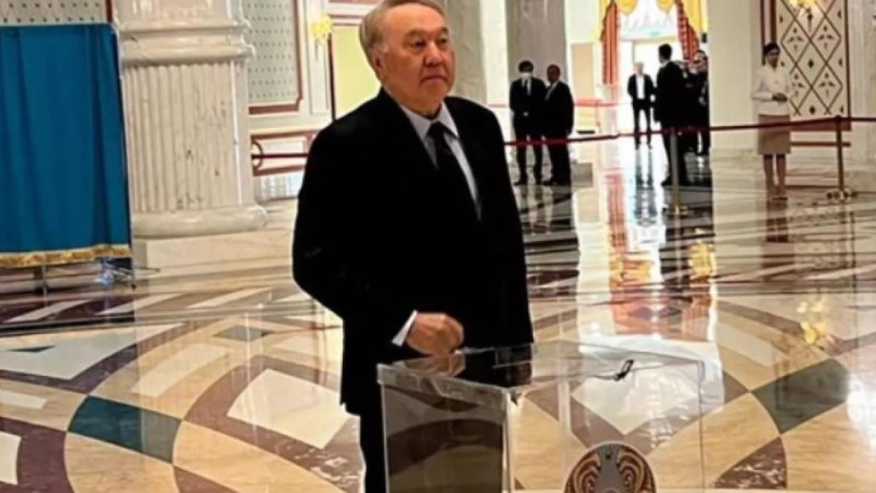 Назарбаев референдумда дауыс берді