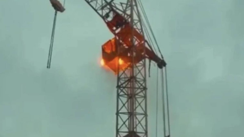 Қарағандыда құрылыстағы кран өртенді