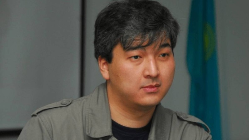 “Депутаттардың жұмысын халық бақылай алады”. Саясаттанушы депутаттарға чип орнатуды ұсынды