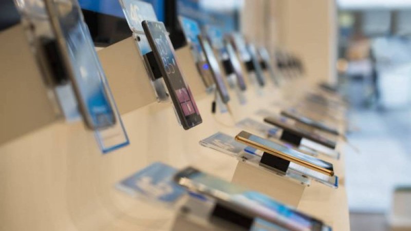 Сарыағаш тұрғыны күзетшіні дәретханаға қамап, сауда орталығынан 93 ұялы телефонды ұрлап кеткен