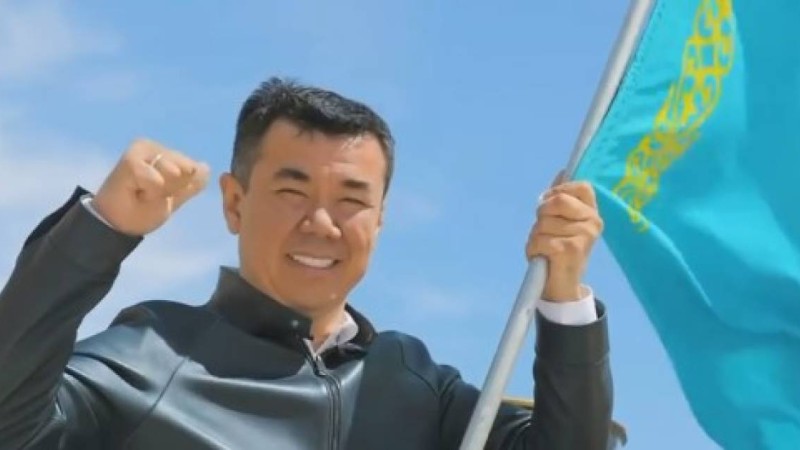 Қоянбаев Қазақстан туын елдегі ең биік ғимаратқа көтерді