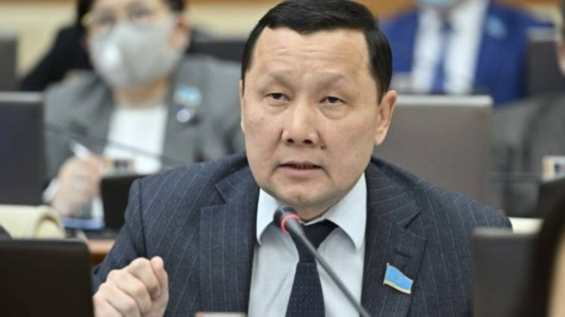 «Миллионға жетпейді»: Депутат Абзал Құспан жалақысына көңілі толмайтынын айтты