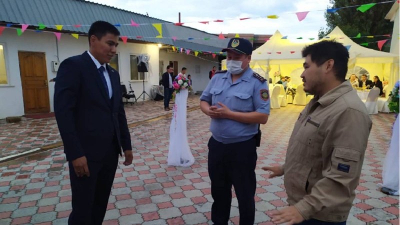 Алматыда карантинге қарамастан аулада той жасаған отбасы "ұсталды"