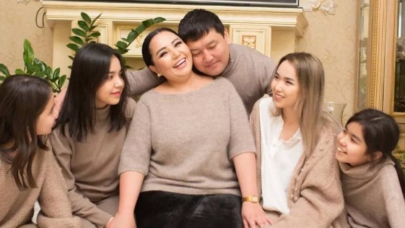 Алтынай Жорабаева өгей әкесіне жақтасқан қыздарына ұрсып тастады