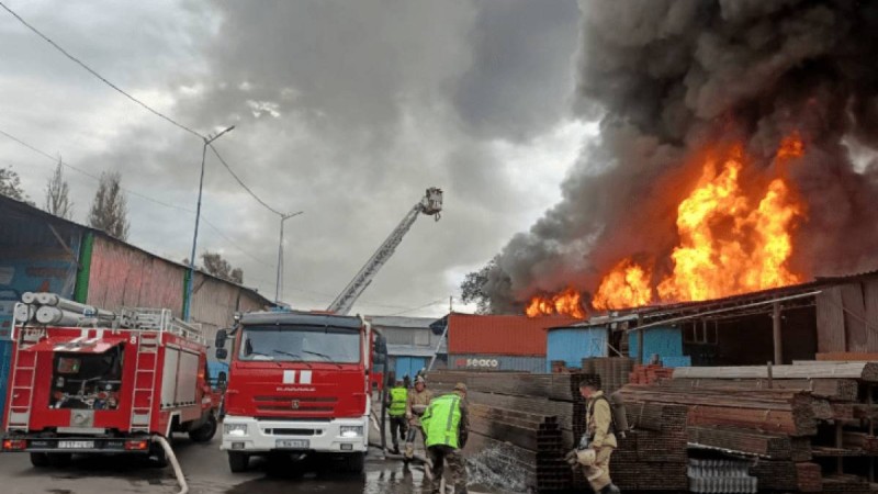 Алматыдағы барахолка өртеніп жатыр