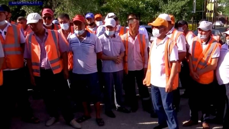 "Жалақымызды көтерсін": Шымкенттік теміржолшылар ереуілге шықты