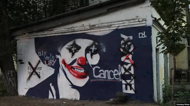 Джокерге ұқсаған Назарбаев: Алматыда Елбасының муралын өзгеріп кеткен