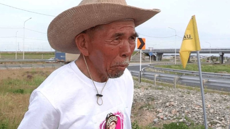 Әлемді жаяу аралауға шыққан ұлытаулық ақсақал Ресей шекарасына жетті