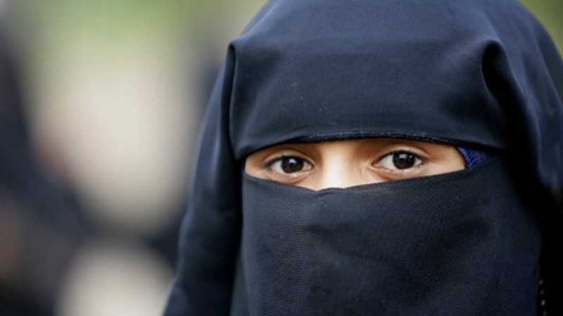 Иранда хиджабын шешіп тастаған қызға жұрт қолдау білдірді