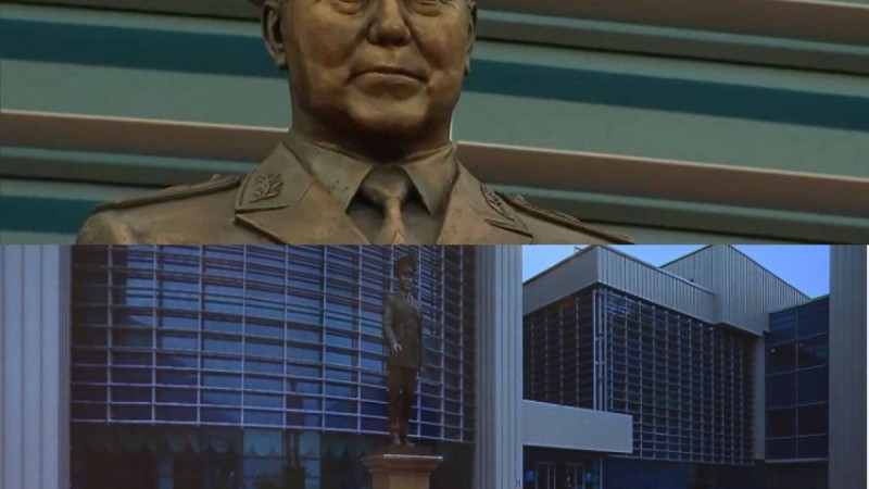 Нанға жоқ, ал араққа ақша табатын бомж сияқты: Желі қолданушылары Назарбаев монументын сынап жатыр